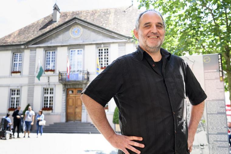 Yvan Luccarini élu à la Municipalité de Vevey, devant l'Hôtel de Ville juillet 2020