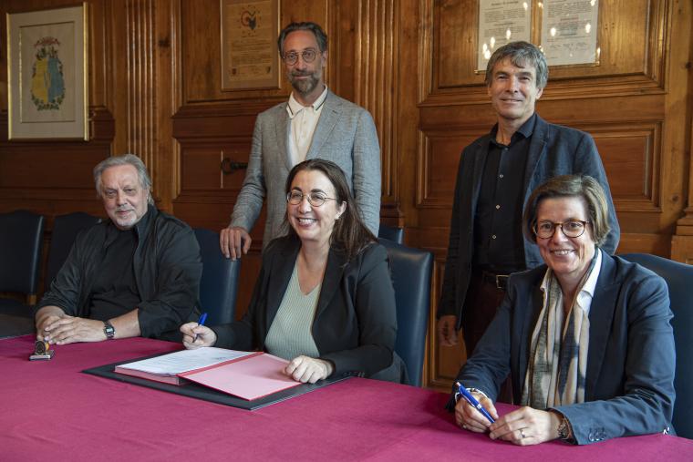 (de g. à d.) Pierre-André Perrenoud, secrétaire municipal pour la Ville de Vevey, Stefano Stoll, directeur de la FVVI, Cesla Amarelle, conseillère d’Etat, René Ciocca, vice-président de la FVVI, et Elina Leimgruber, syndique de Vevey