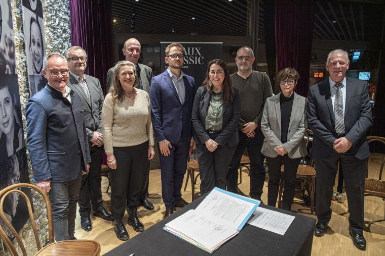 (de g. à dr.) Nicolas Leuba, président de la Fondation Lavaux Classic, Philippe Steiner, secrétaire municipal de Pully, Catherine Zoellig, directrice, Gil Reichen, syndic de Pully, Guillaume Hersperger, directeur artistique, Cesla Amarelle, conseillère d’Etat chargée de la culture, Yvan Luccarini, syndic de Vevey, Sandra Valenti, secrétaire municipale, et Jean-Pierre Haenni, syndic de de Bourg-en-Lavaux.